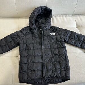 Light North Face boys black jacket with hoodie.